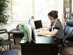 Горячая мамочка Deauxma трахалась с молодым чёрным любовником