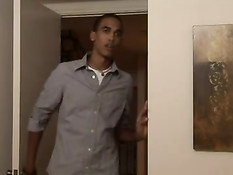 Горячая мамочка Deauxma трахалась с молодым чёрным любовником