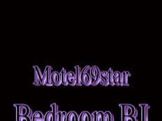 Симпатичная жена с закрытыми глазами сосёт в постели член и яйца