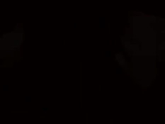 Симпатичная жена с закрытыми глазами сосёт в постели член и яйца