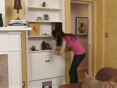 Лесбиянка в постели вылизала волосатую киску сиськастой подруге