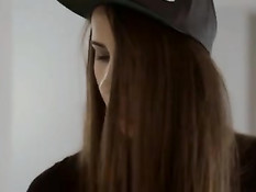 Лесбиянка достала безременный страпон и трахнула раком подругу