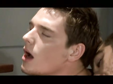 Гей порно фильм о сексуальных развлечениях молодых любовников