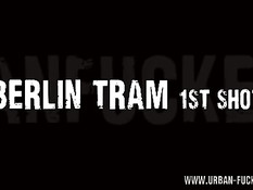 Берлинские геи дрочат и отсасывают в пустом городском автобусе