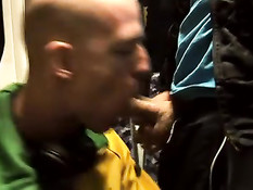 Берлинские геи дрочат и отсасывают в пустом городском автобусе