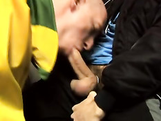 Берлинские геи дрочат и отсасывают в пустом городском автобусе