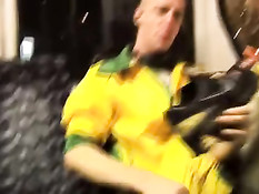 Берлинские геи дрочат и отсасывают в пустом городском автобусе