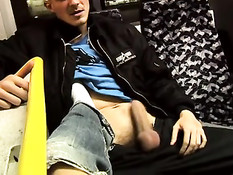 Берлинские геи дрочат и отсасывают в пустом городском автобусе