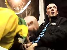 Берлинские геи дрочат и отсасывают в пустом городском автобусе