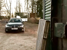 Мужчина приехал в автомастерскую и занялся гей сексом с мастером