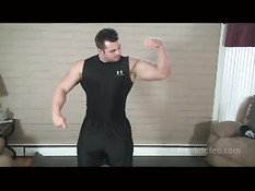 Мускулистые геи позируют в обнажённом виде и занимаются борьбой