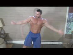 Мускулистые геи позируют в обнажённом виде и занимаются борьбой