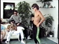 Ребята собираются вместе и после стриптиза занимаются гей сексом