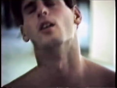 Ребята собираются вместе и после стриптиза занимаются гей сексом