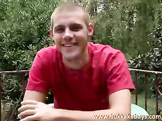 Несколько молодых геев делают минет, а остальные стоят и дрочат