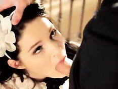 Девственницу привязали к перилам и оттрахали в ротик и влагалище