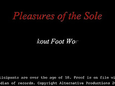 Девушка очень любит фут фетиш и облизывает ступни своей подруге