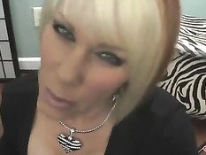 Курящая блондинка отсосала мужику хуй не снимая чёрного платья