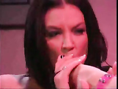 Госпожа в чёрном латексе заставляет двух рабынь вылизать ей ноги