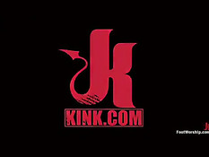 Мужик облизал ноги девке с татуировками, а она сделала фут-джоб