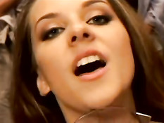 Две девушки набирают и пьют сперму у большой мужской компании