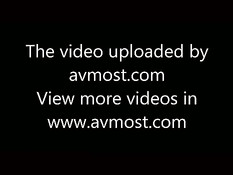 Девчонка облизывает парню член и получает сперму на милое лицо