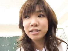 Девчонка облизывает парню член и получает сперму на милое лицо