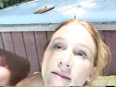 Юная подруга отсасывает старому деду на улице и получает сперму