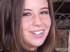 Симпатичная девчонка стащила с мужика джинсы и подрочила член