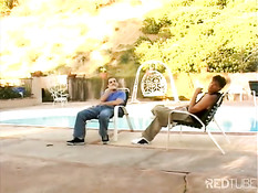 Шикарная блондинка Nicki Hunter подрочила двум парням на улице