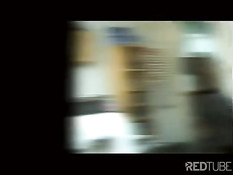 Две проститутки сосали белый член пока мужик не залил их спермой