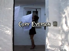 Сиськастая Cory Everson подрочила хуй и получила сперму на грудь