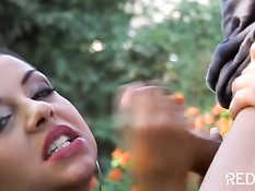 Сиськастая Cory Everson подрочила хуй и получила сперму на грудь