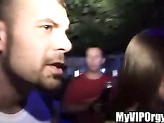 Обнажённые девчонки танцуют и отсасывают парням на вечеринке