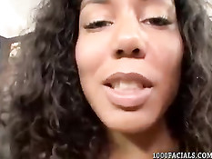 Шоколадная девчонка Leah Luxxx мнёт сиськи и отсасывает мужику