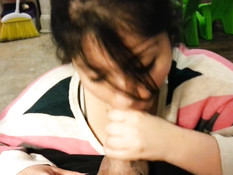 Симпатичная латинская девка с наслаждением сосёт и дрочит член