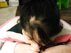 Симпатичная латинская девка с наслаждением сосёт и дрочит член