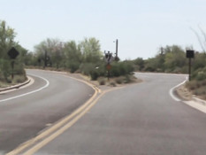 Девчонка в очках делает водителю минет в автомобиле и на шоссе