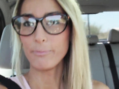 Девчонка в очках делает водителю минет в автомобиле и на шоссе