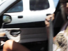 Девчонка в очках делает водителю минет в автомобиле и на шоссе