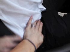 Девчонка в очках делает водителю минет в автомобиле и на шоссе