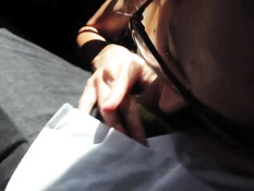 Девчонка в очках делает водителю минет в автомобиле и на шоссе