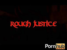 Развратная брюнетка с наслаждением сосёт просунутые в дыры члены