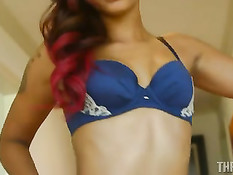 Красноволосая девушка Skin Diamond сосёт и дрочит член ручками