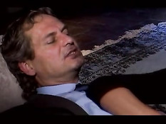 Две зрелые пышногрудые дамочки занимаются сексом с любовником