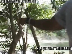 Латиноамериканская девка Angela Fufa ебётся с парнем в джунглях
