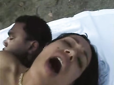 Латиноамериканская девка Angela Fufa ебётся с парнем в джунглях