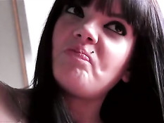 Дефлорация стала главным подарком на День рождения брюнеточки