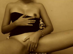 Любительница в корсете руками массирует побритый лобок и клитор