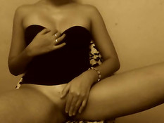 Любительница в корсете руками массирует побритый лобок и клитор